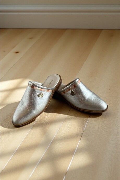 Sandalias LIA Dorado Pálido Línea Ottenta Con Arte Sandalias LIA Dorado Pálido Línea Ottenta Con Arte