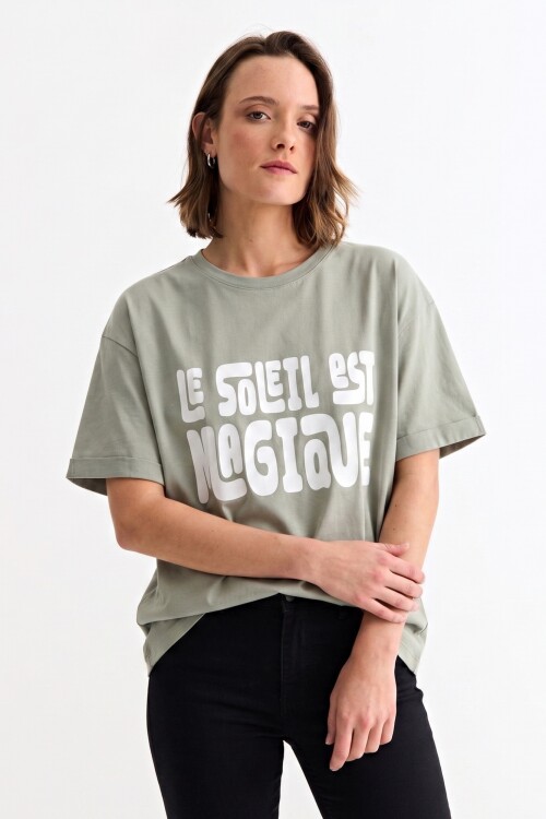 Remera m/c estampada colección Paris VERDE OLIVA