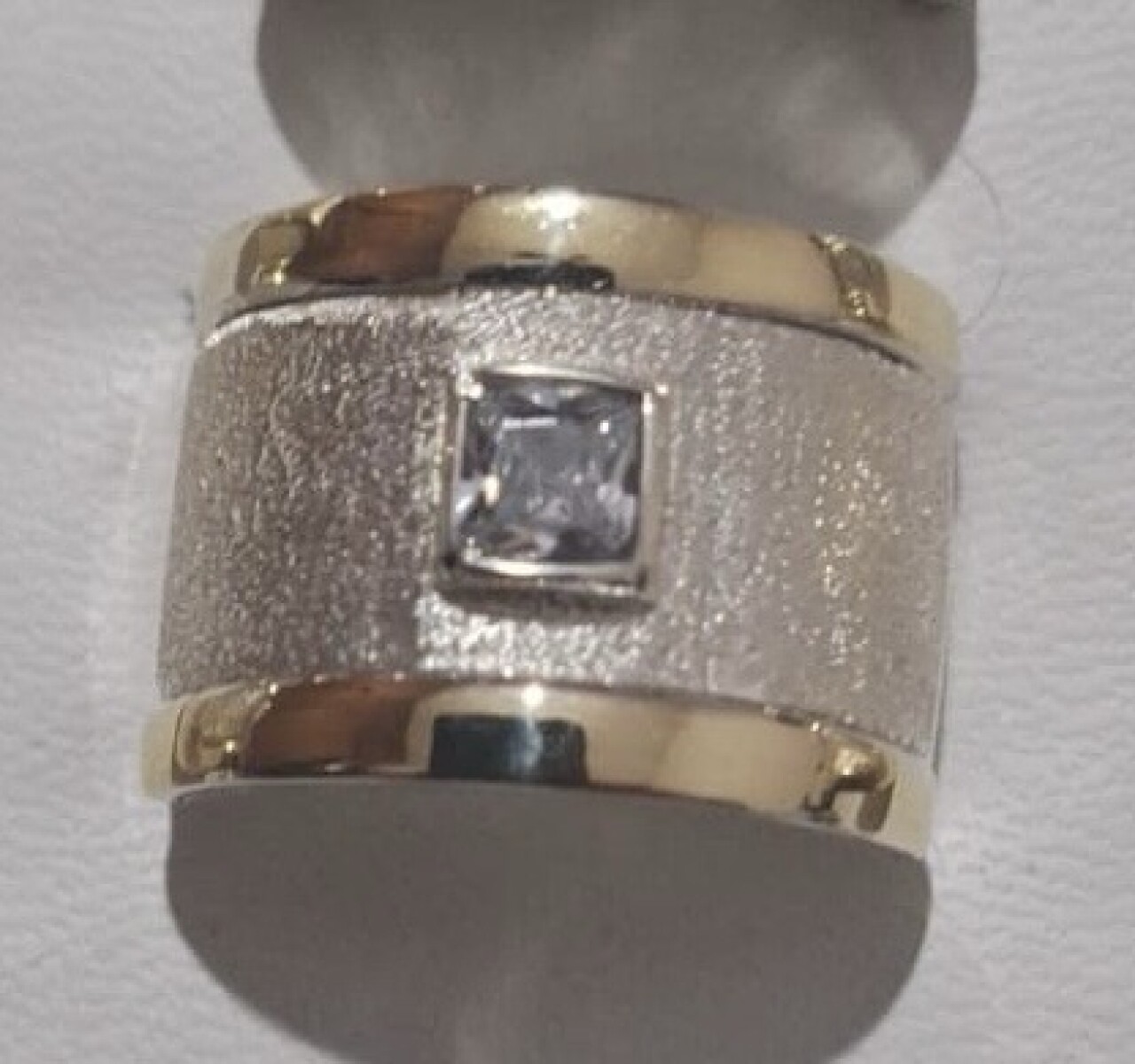 Anillo plata y oro satinado con cubis 