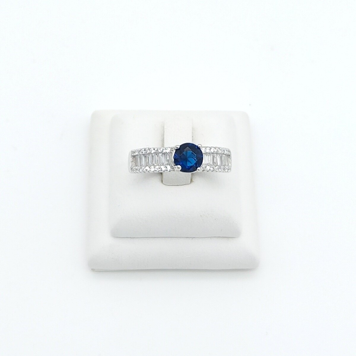 Anillo de plata 925 con baño de rodio y circonias. 