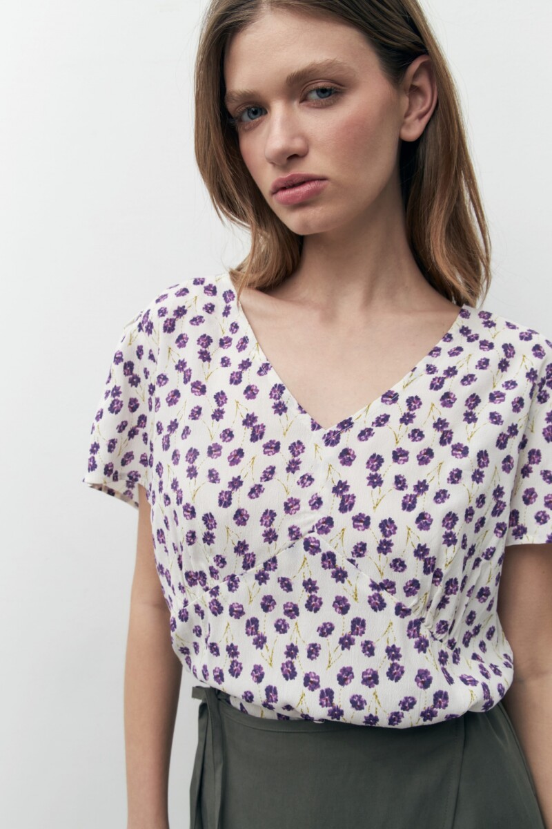 Blusa con estampa floral lila