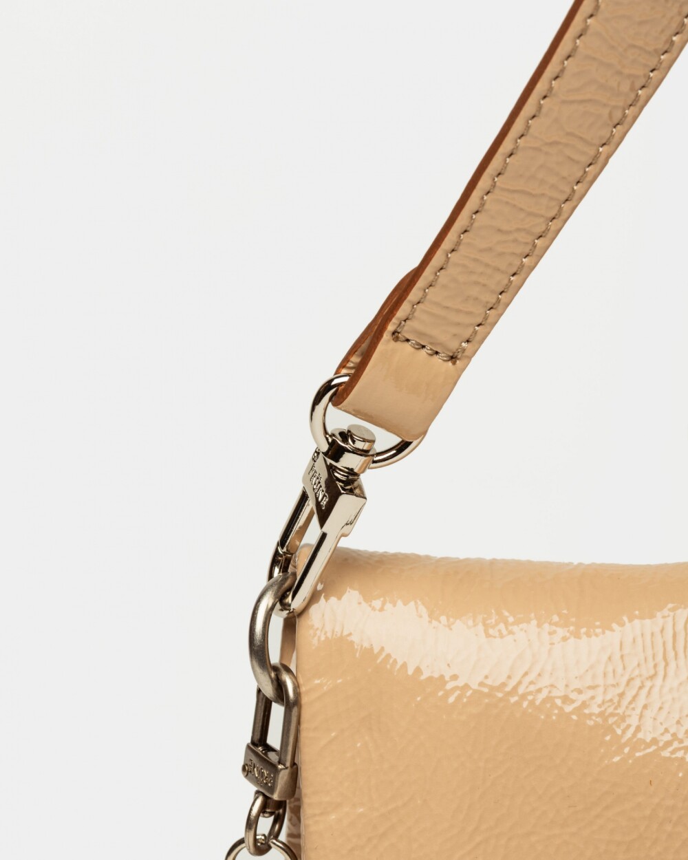 Bandolera Curve Gloss Crinckle Camel Niquel