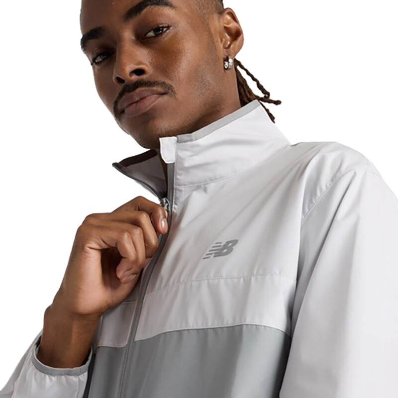 Campera New Balance Sport Essentials de Hombre - MJ41243GYM Gris Claro-blanco