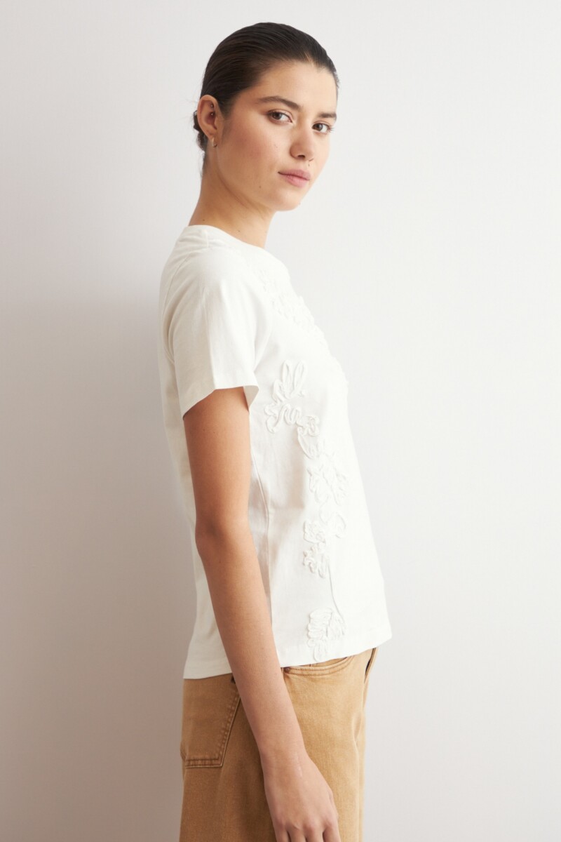 Remera apliques florales crudo