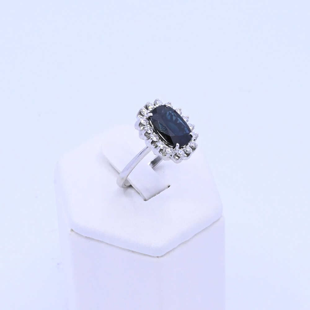 Anillo oro 18k blanco con zafiro azul oval y brillantes. Anillo oro 18k blanco con zafiro azul oval y brillantes.