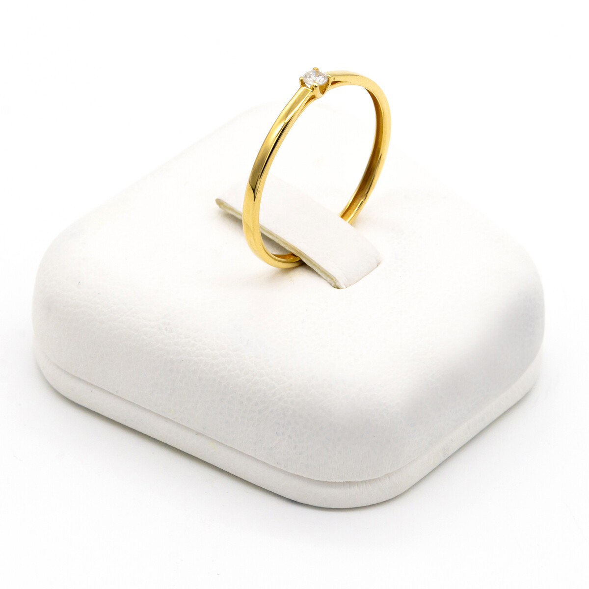 Anillo de oro 18 ktes con brillante, Cintillo. 