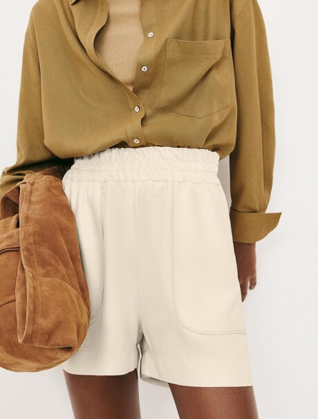 SHORT CON CINTURA ELASTIZADA Y BOLSILLOS BEIGE