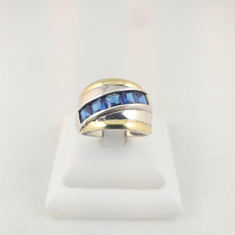 Anillo de plata 925 con doublé de oro 18K con circonias de color azul. Ancho superior 1.4 cm. Anillo de plata 925 con doublé de oro 18K con circonias de color azul. Ancho superior 1.4 cm.