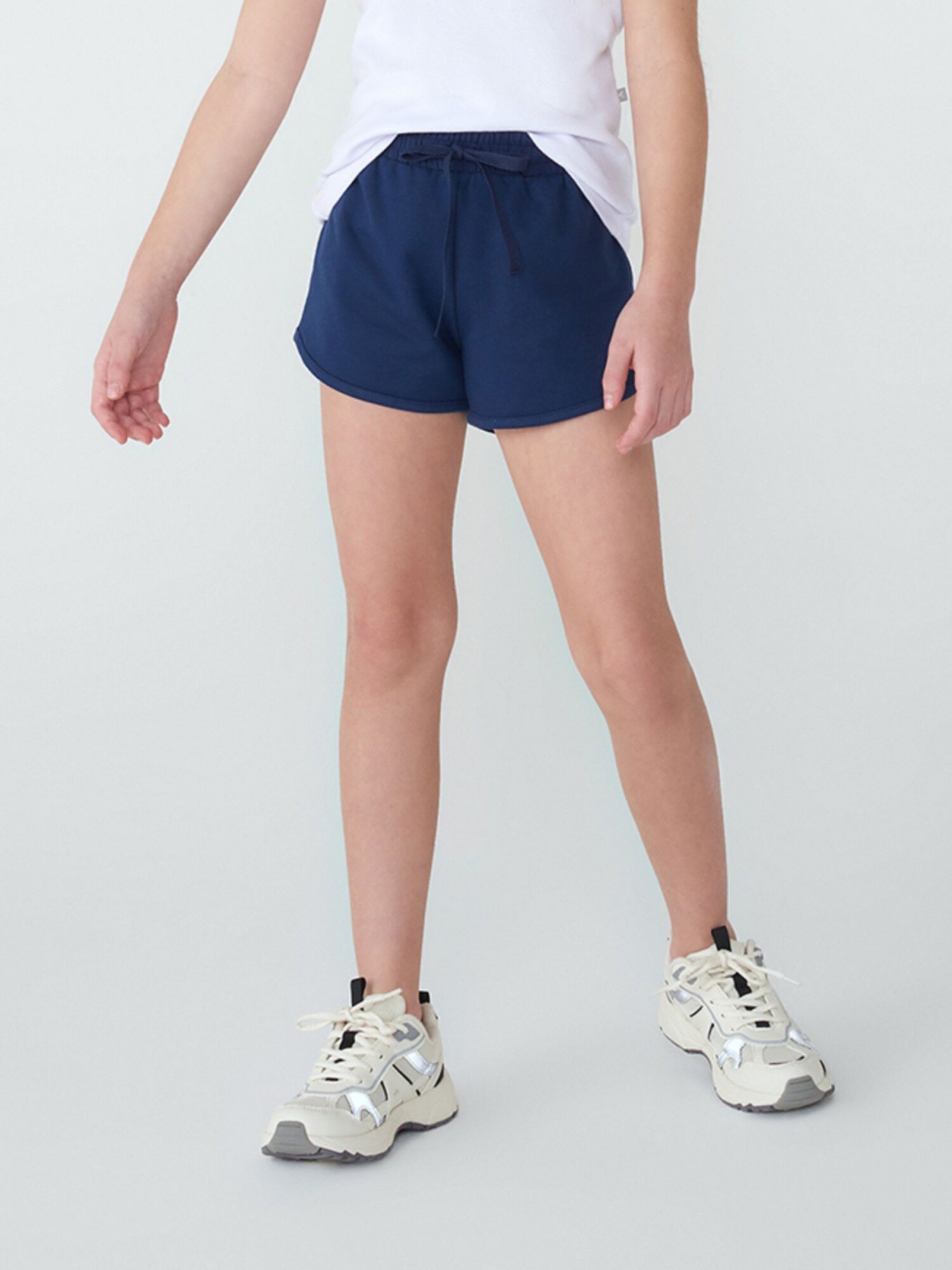 Niña con best sale short corto