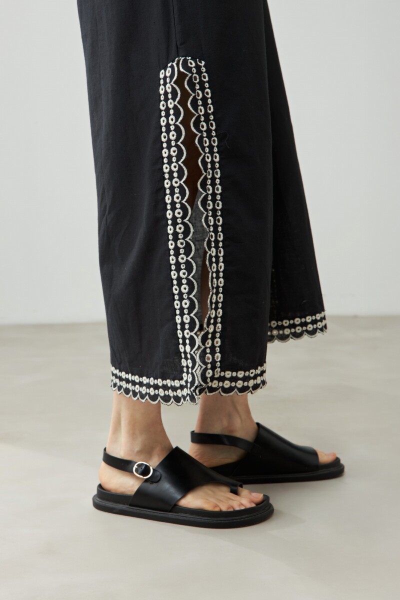 Túnica larga con bordados negro