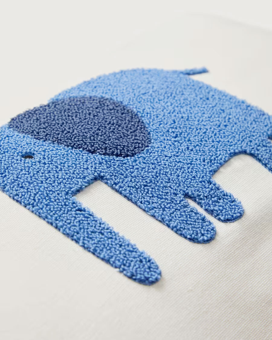 Almohadón Tandani de algodón beige con elefante bordado azul 30 x 50 cm Almohadón Tandani de algodón beige con elefante bordado azul 30 x 50 cm