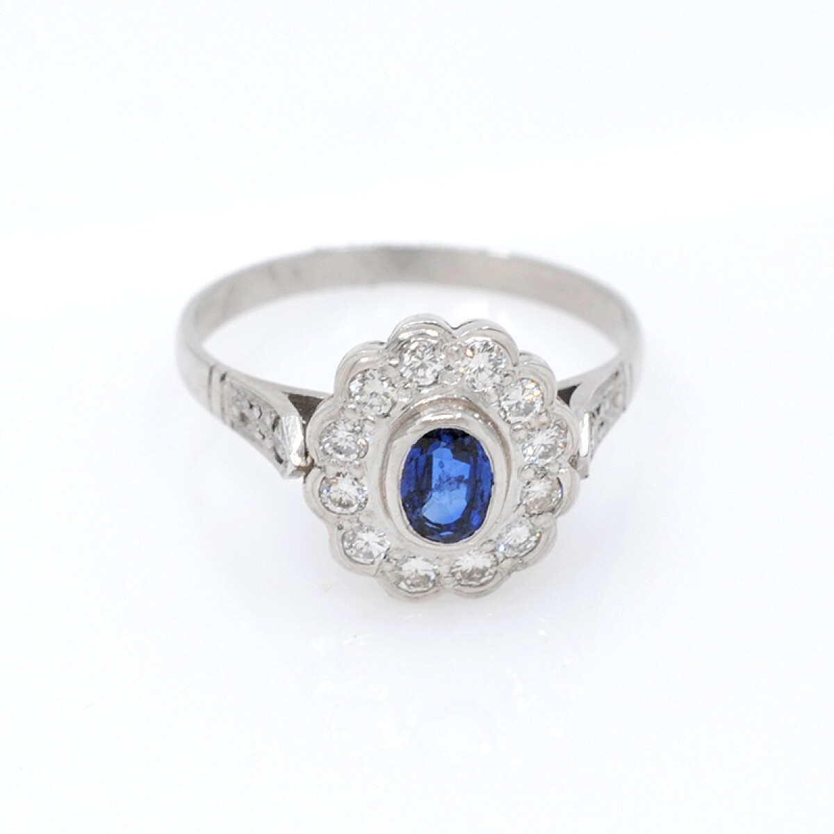 Anillo en platino, zafiro y brillantes. 
