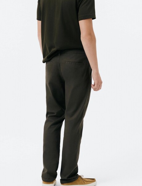 PANTALÓN MODELO CHINO SLIM VERDE