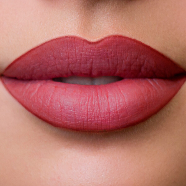 DELINEADOR DE LABIOS ROJO