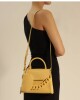 CARTERA AMARILLA CON CADENA AMARILLO