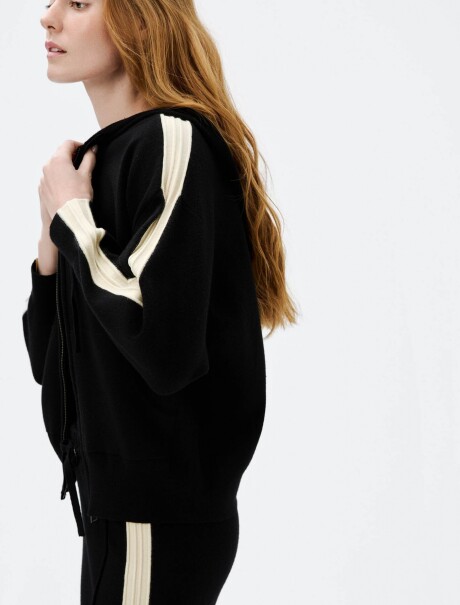CAMPERA DE PUNTO CON CAPUCHA NEGRO