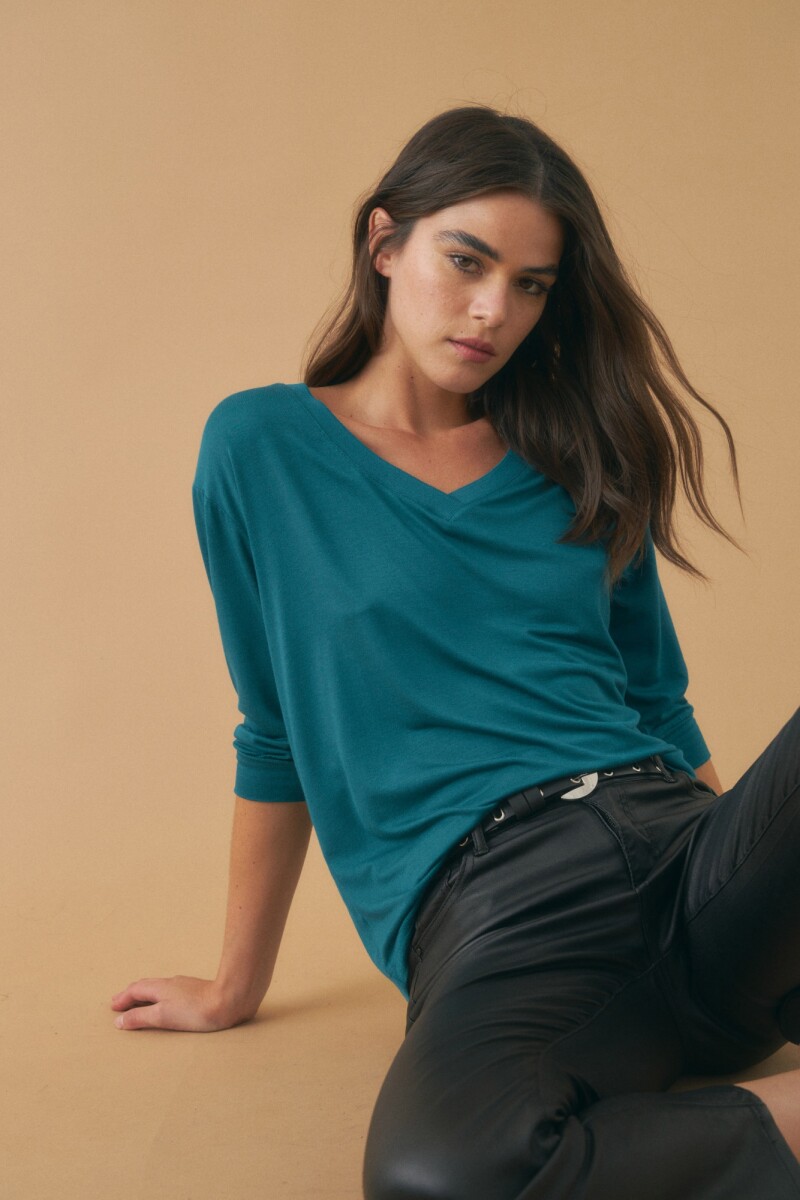 Remera escote V con escote tejido verde petroleo