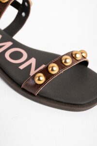 Sandalias De Cuero Con Tachas Chocolate