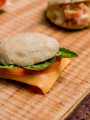 Mini pita de cheddar, tomate y albahaca Mini pita de cheddar, tomate y albahaca