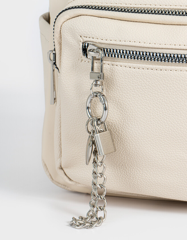 Mochilas Urbanas Mochila Con Charm Crudo - Blanco Crudo