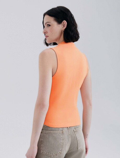 MUSCULOSA CON CUELLO ALTO NARANJA