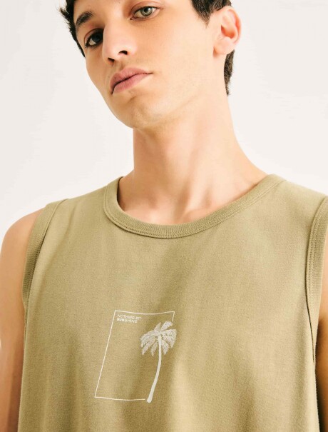 MUSCULOSA CON ESTAMPA VERDE