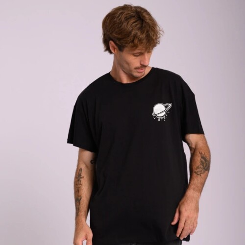 Remera Hombre M/Corta Alg.C/Estampa Canva S-XXL Negro