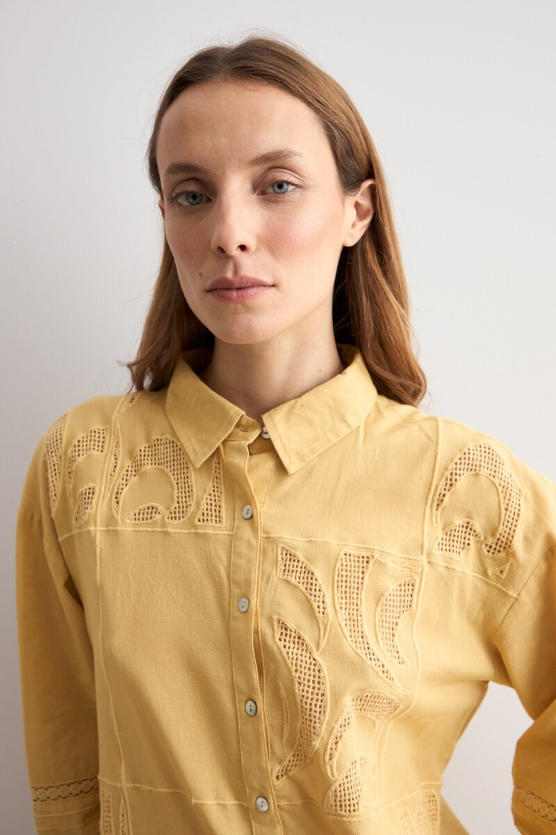 Camisa bordada y calada maiz