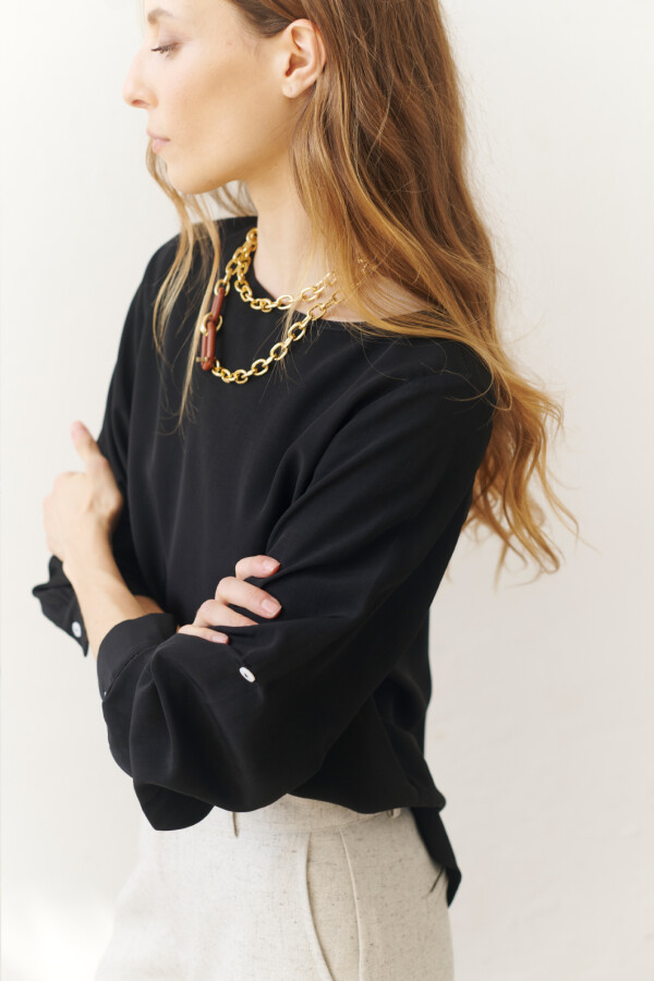 BLUSA A LA BASE NEGRO