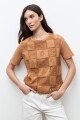 Remera frente bordado y calado camel