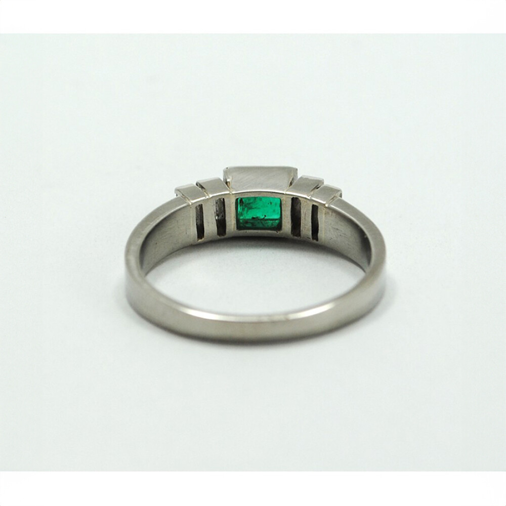Anillo De Platino Con Esmeralda Y Brillantes Baguettes Anillo De Platino Con Esmeralda Y Brillantes Baguettes