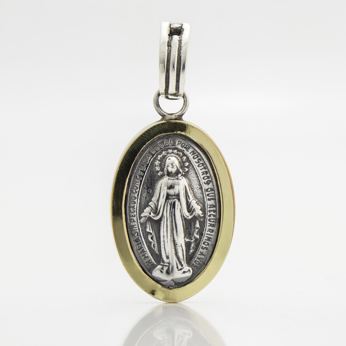 Medalla religiosa virgen milagrosa de plata 900 con borde en double de oro 18k., 3.2cm*2.2cm. 