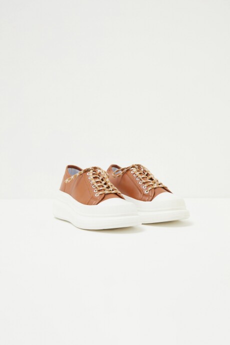 Zapatilla con plataforma tostado