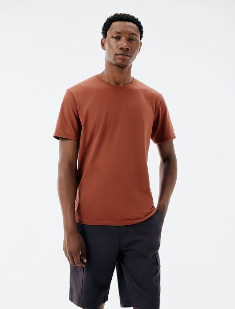 CAMISETAS BÁSICAS REGULAR WORLD MARRÓN