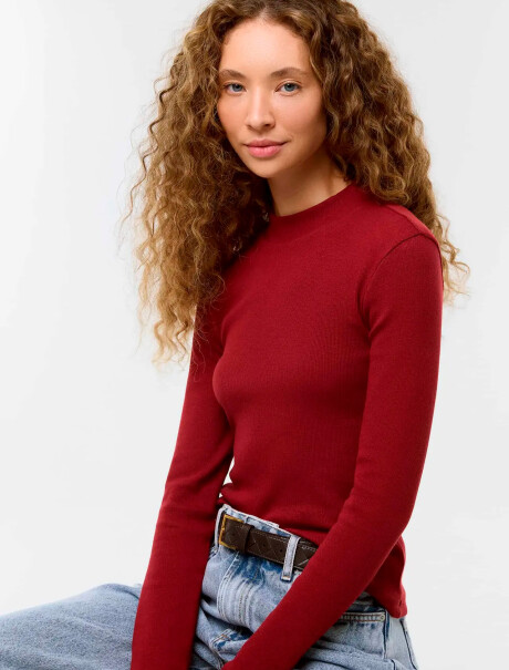 CAMISETA CUELLO ALTO ACANALADA - BORDEAUX ROJO
