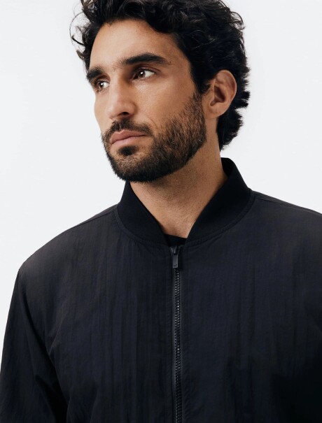 CAMPERA BOMBER CON BOLSILLOS NEGRO