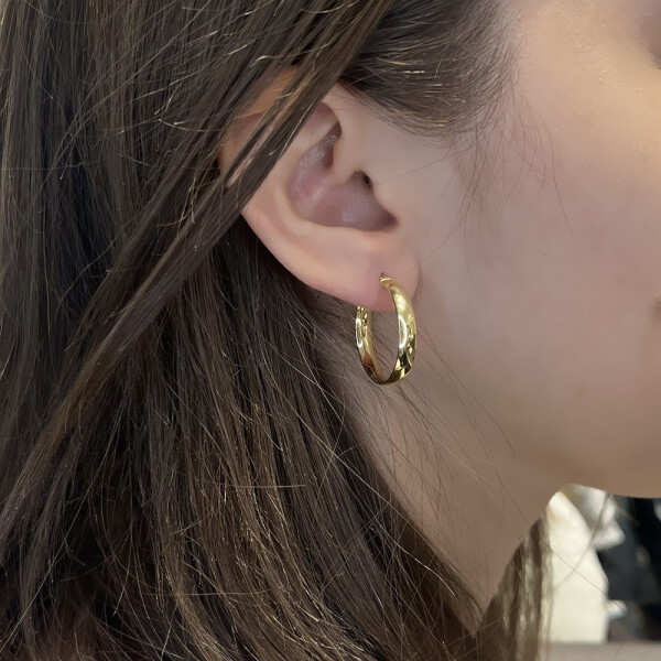 Aros Lily en oro amarillo 18k. Aros Lily en oro amarillo 18k.