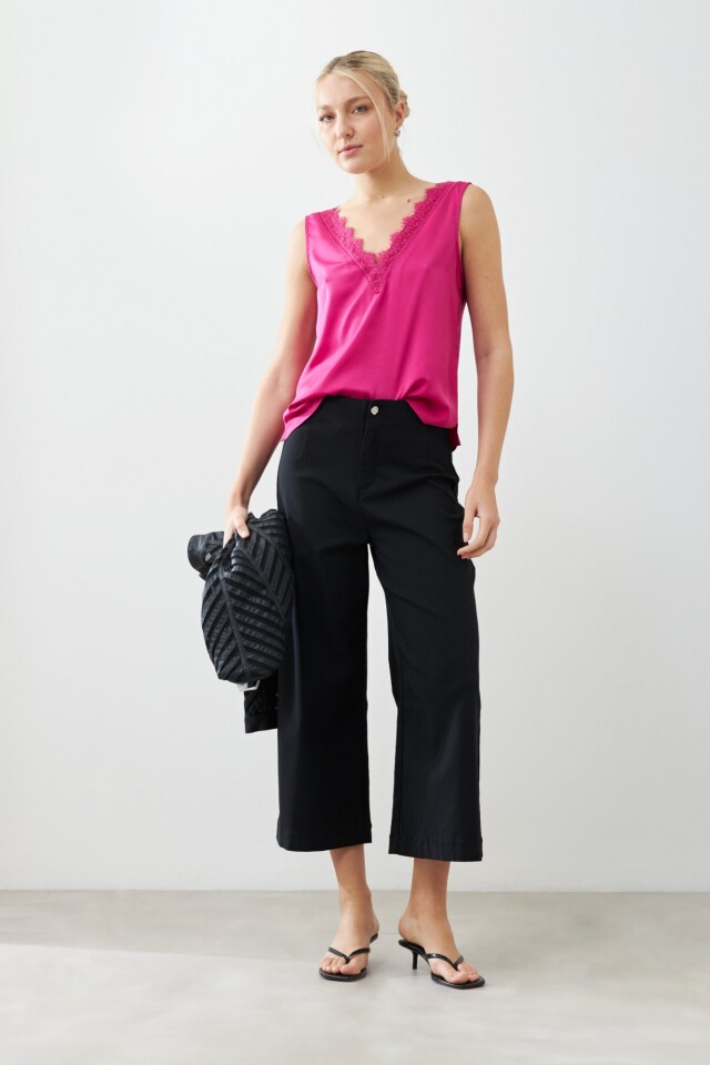 Top satinado escote V con encaje fucsia