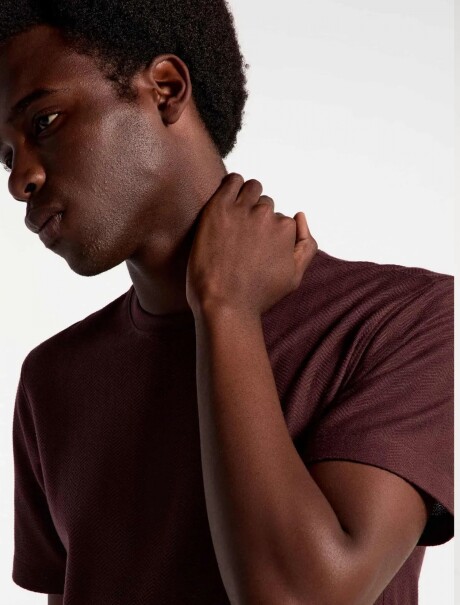 CAMISETA TEXTURIZADA EN TEJIDO DE PUNTO BORDEAUX