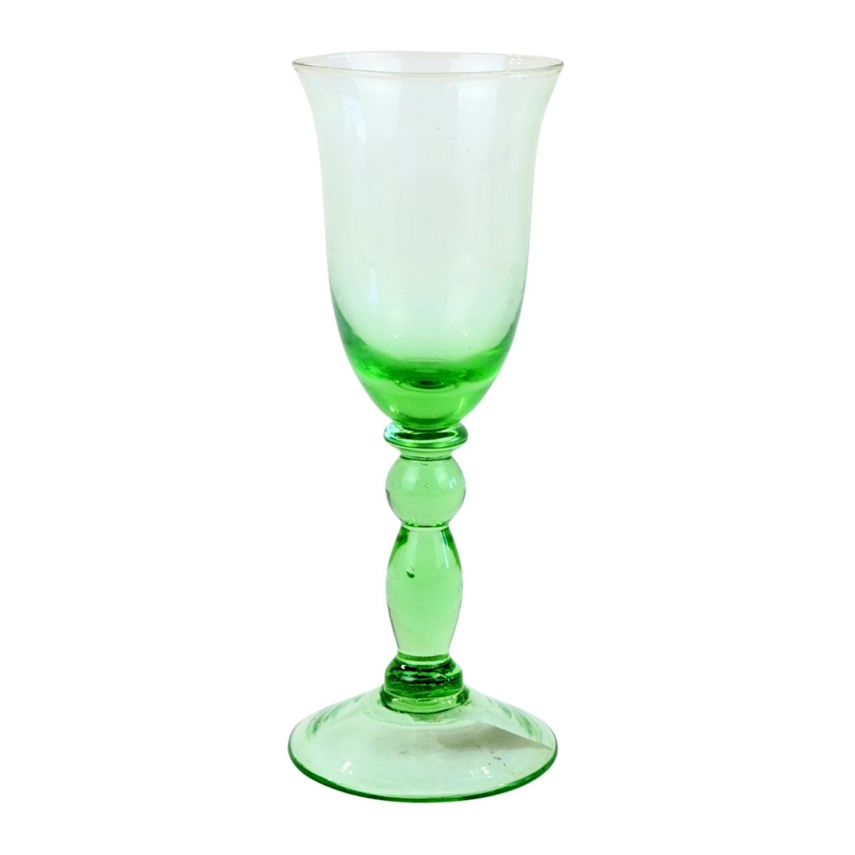 Copa de vidrio verde con pie labrado 