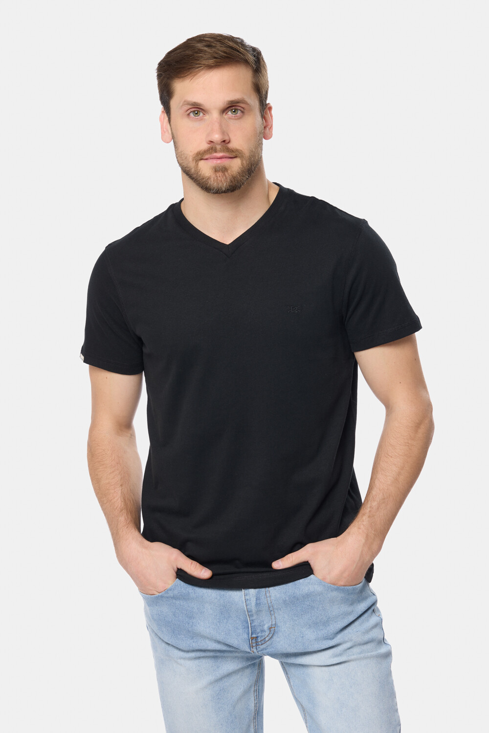 REMERA LISA ESCOTE V Negro