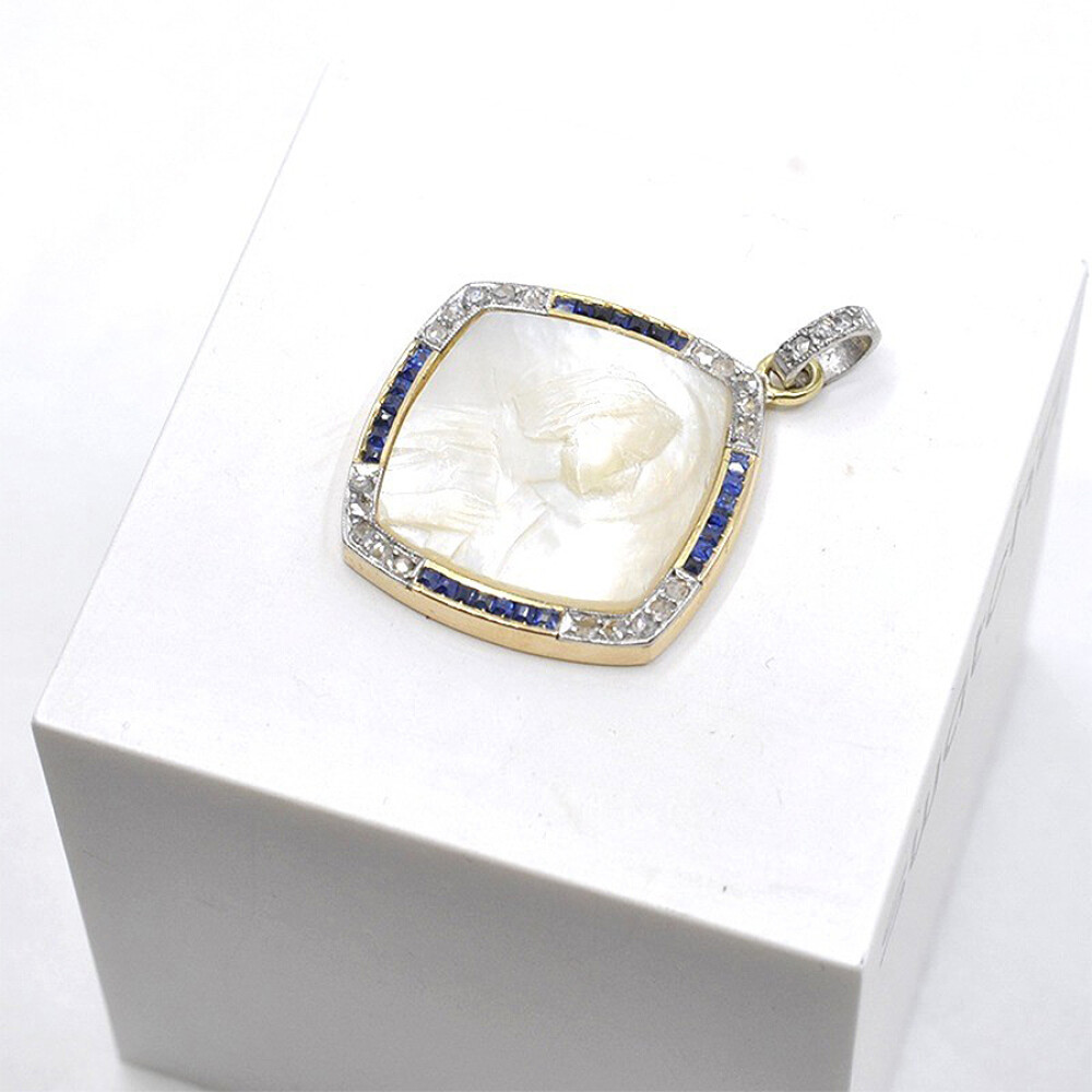 Medalla Religiosa Antigua En Oro 18K,Platino, Zafiros, Diamantes Y Nacar Medalla Religiosa Antigua En Oro 18K,Platino, Zafiros, Diamantes Y Nacar
