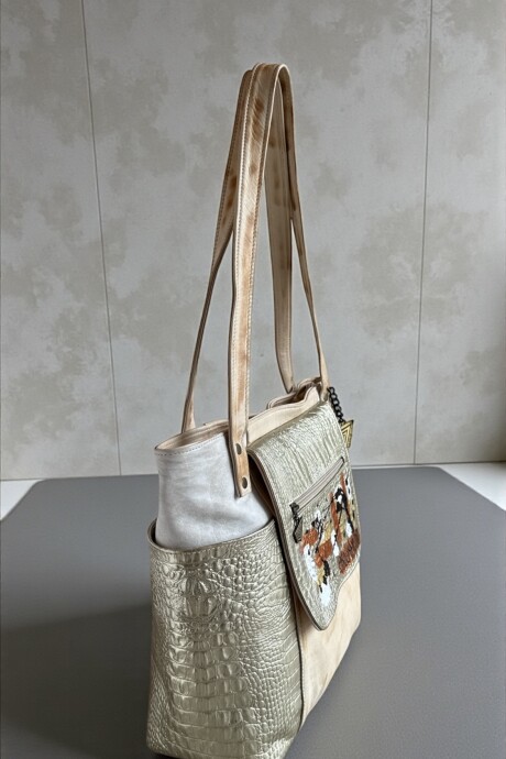 Cartera Nikki Con Arte Pintado A Mano Color Natu Y Dorado