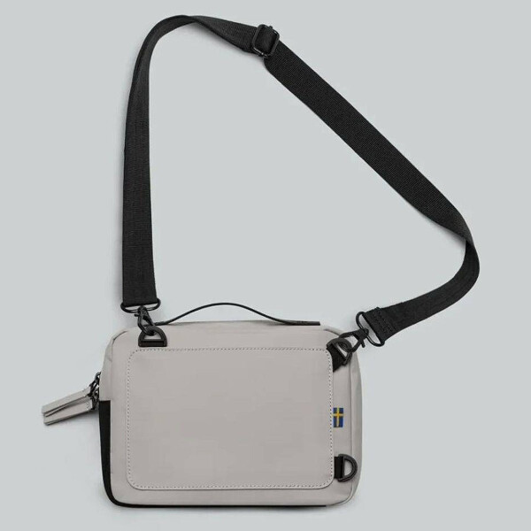 Bandolera Gaston Luga Dash Horizontal Vertical Impermeable Color Gris