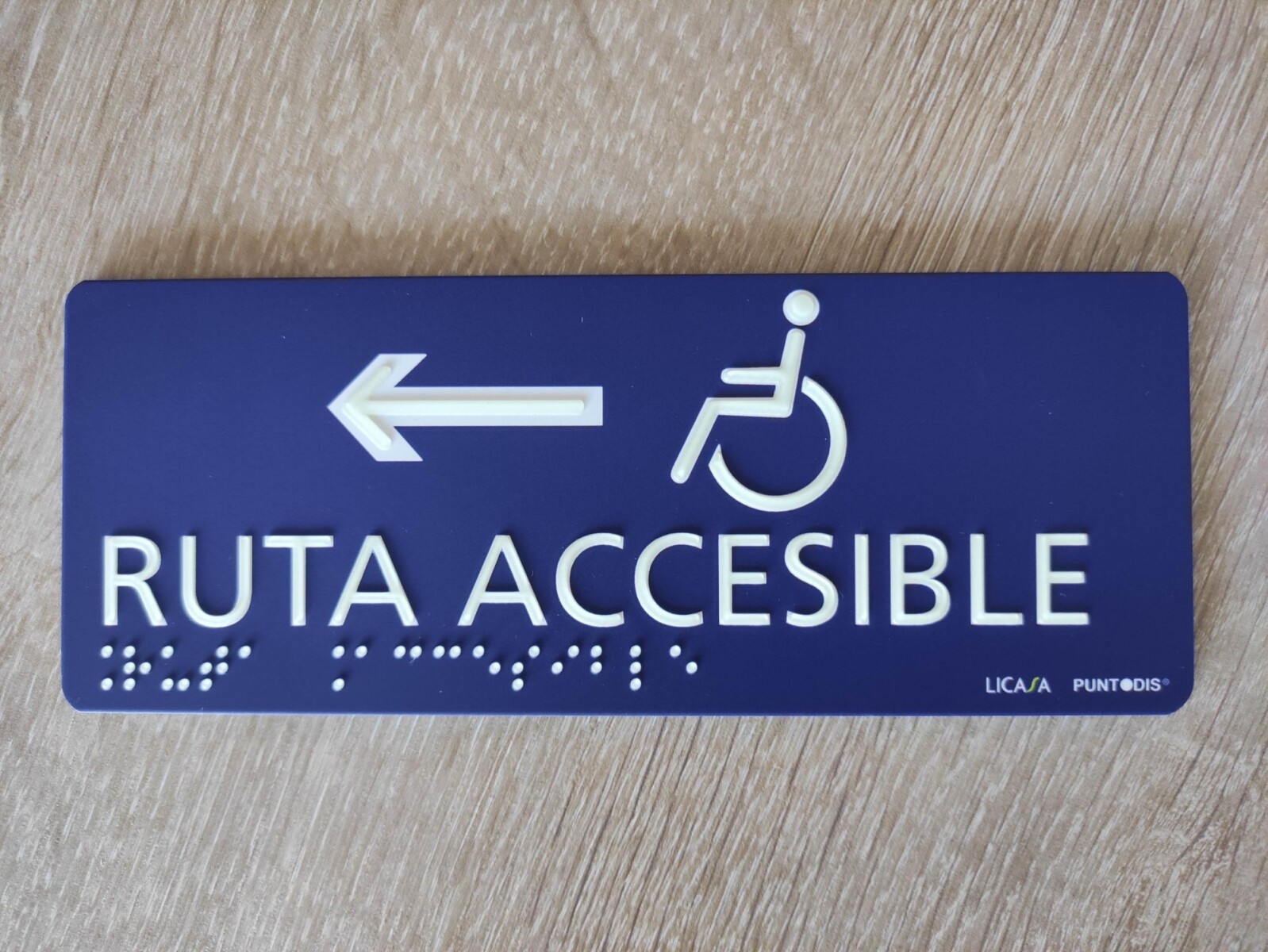 Señalética Ruta Accesible en Braille y Altorrelieve - IZQUIERDA 