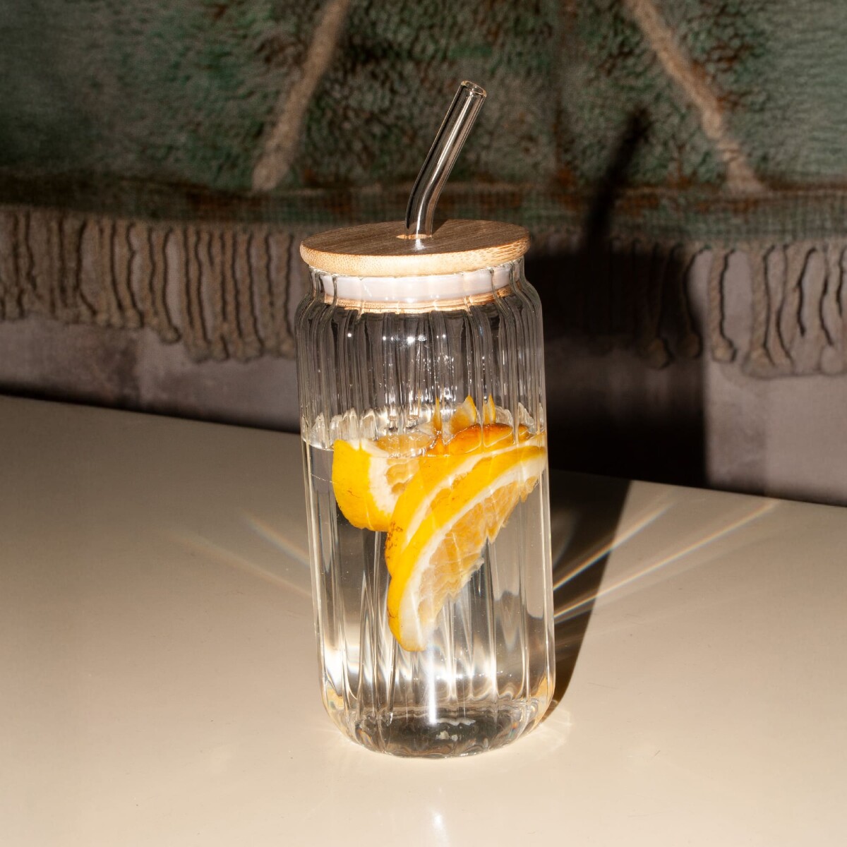 Vaso de vidrio acanalado con tapa madera y sorbito 500ml 