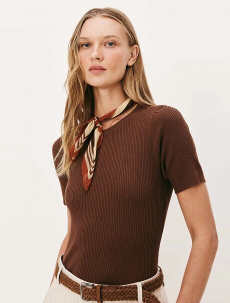 CAMISETA MANGA CORTA ACANALADA MARRÓN