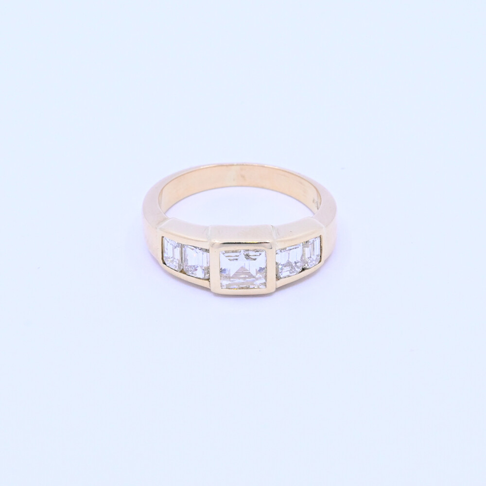 Anillo oro 18k y brillantes central carré y tallado esmeralda. Anillo oro 18k y brillantes central carré y tallado esmeralda.