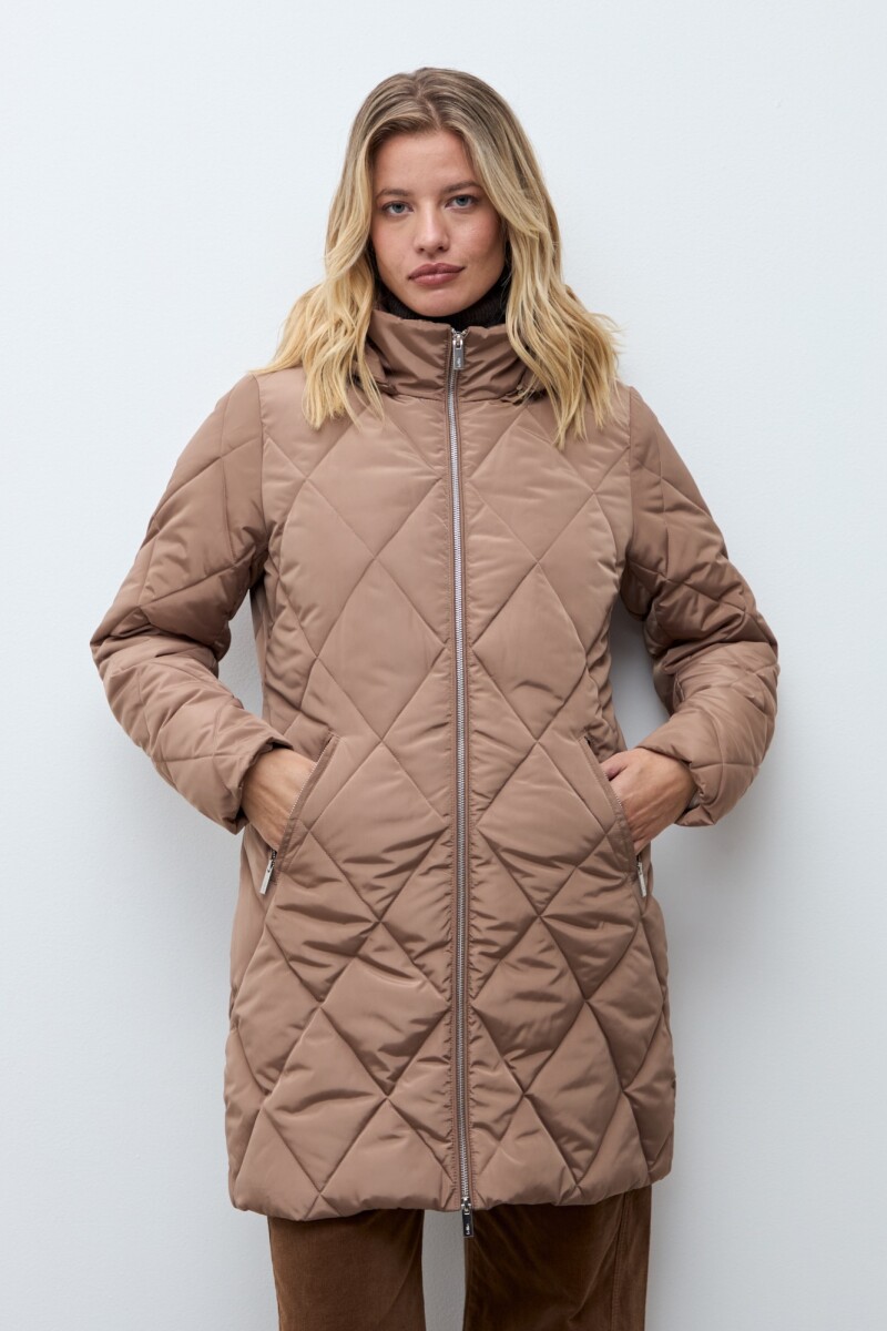 Campera capitoneada con capucha tostado