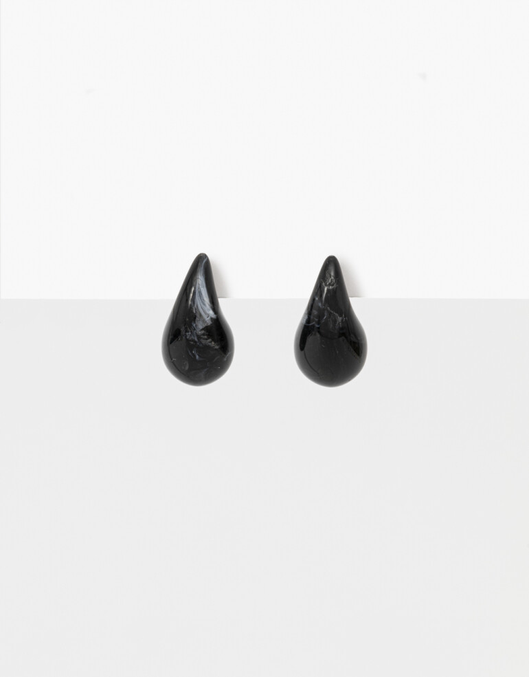 Aros Colgantes Cortos Color Aro Corto Gota De Resina - Negro